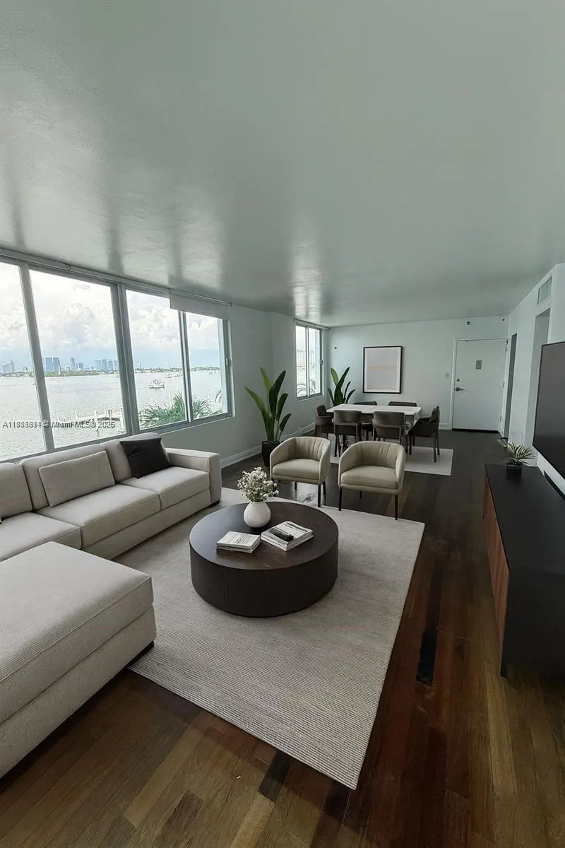1000 West Ave, #211