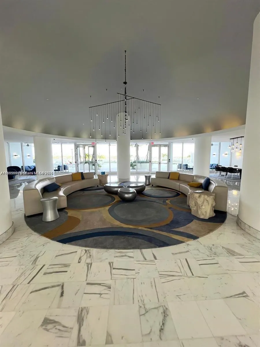1000 West Ave, #211