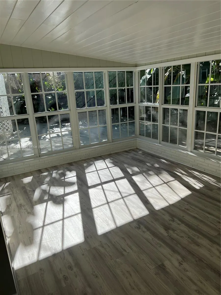 500 NE 27th Dr