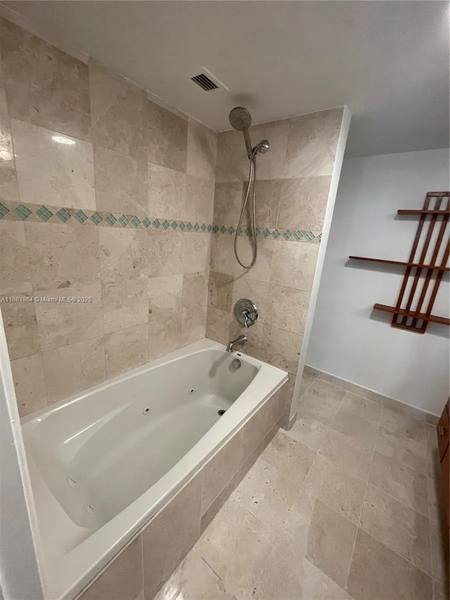 2200 NE 33rd Ave, #3G