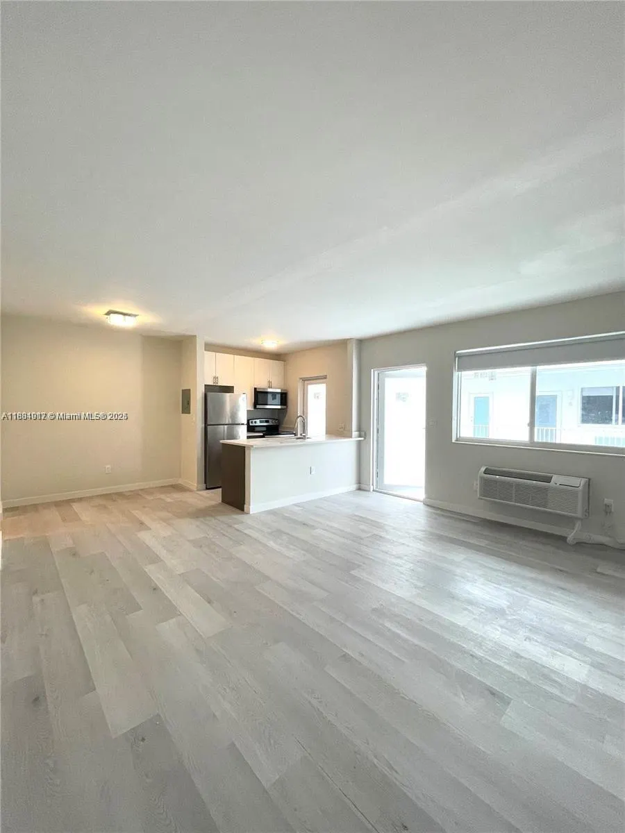 1525 Michigan Ave, #4