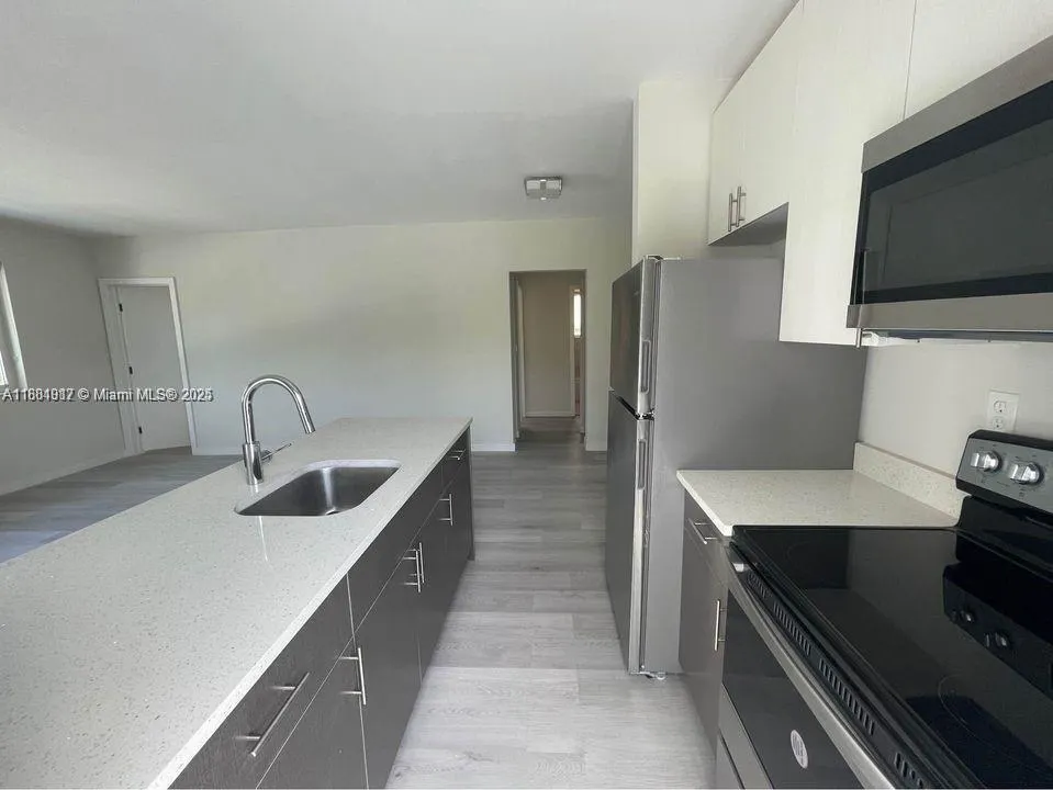 1525 Michigan Ave, #4