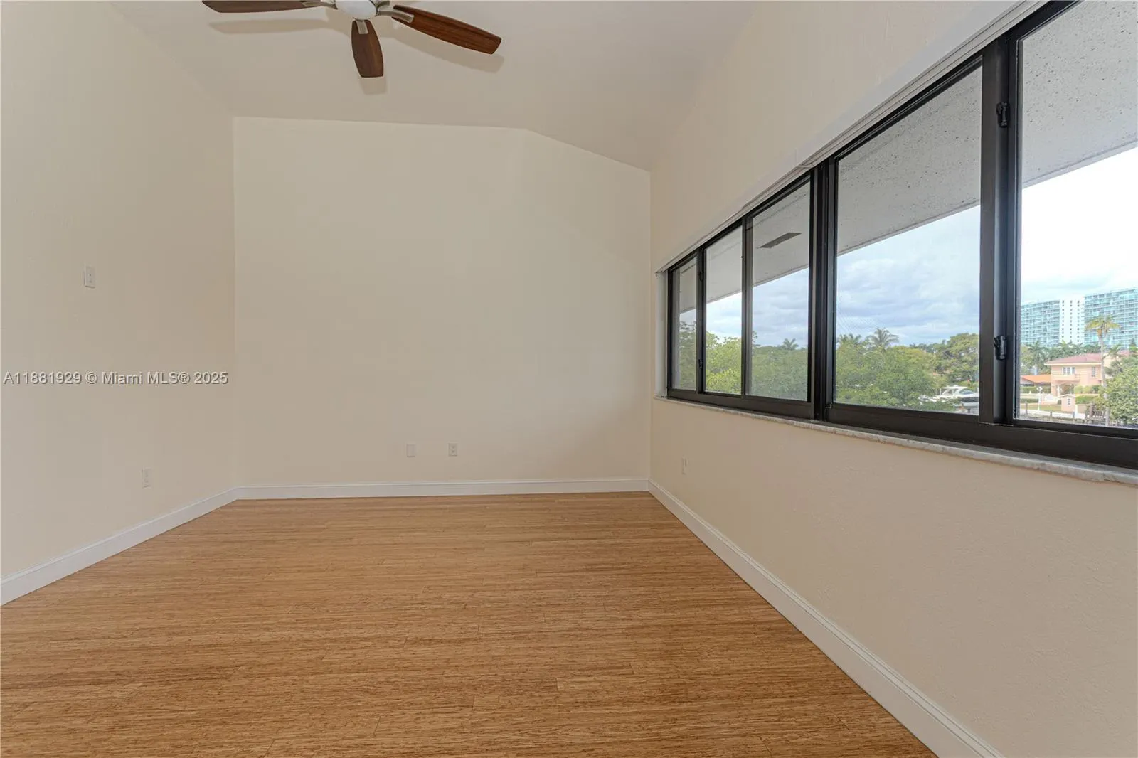 231 Poinciana Dr, #401