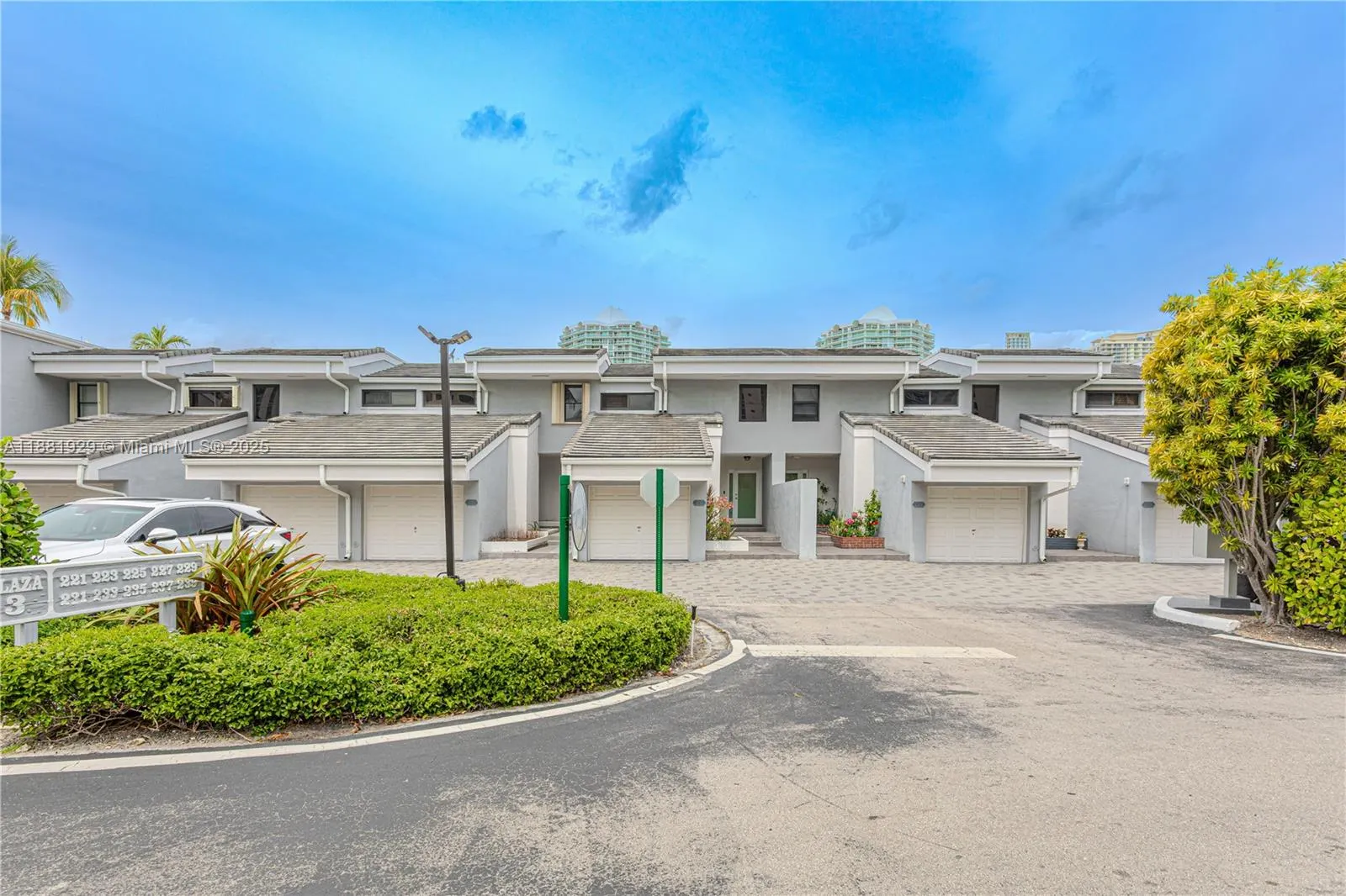 231 Poinciana Dr, #401
