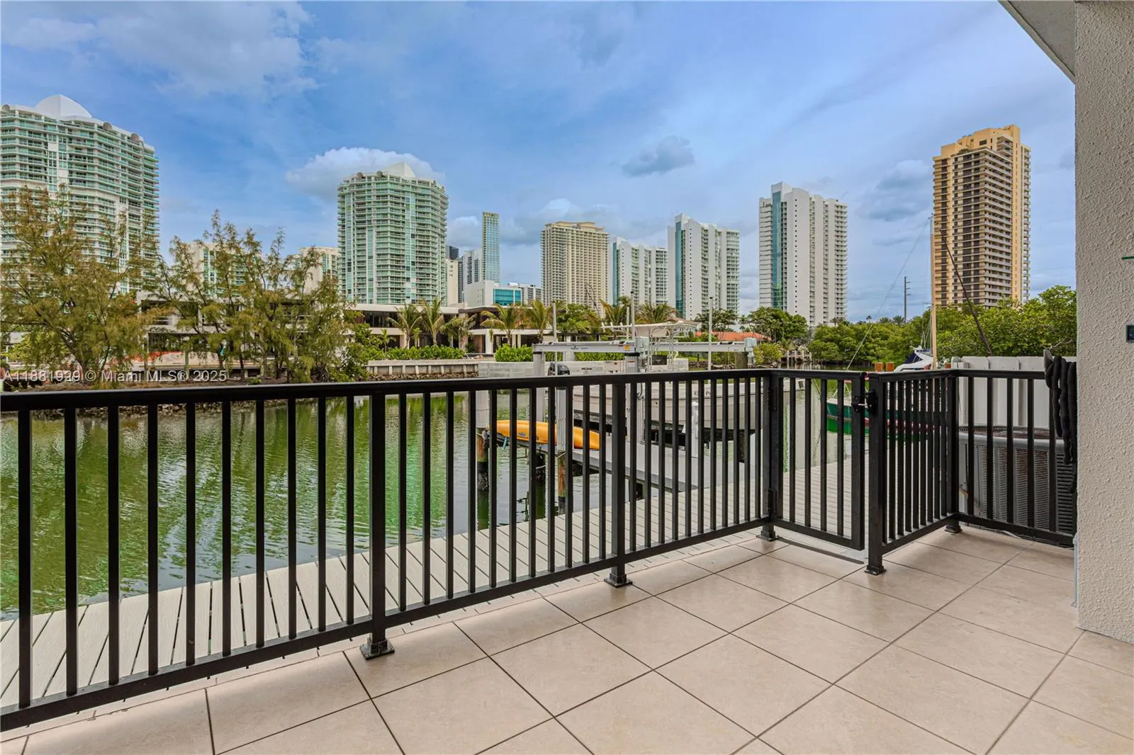231 Poinciana Dr, #401