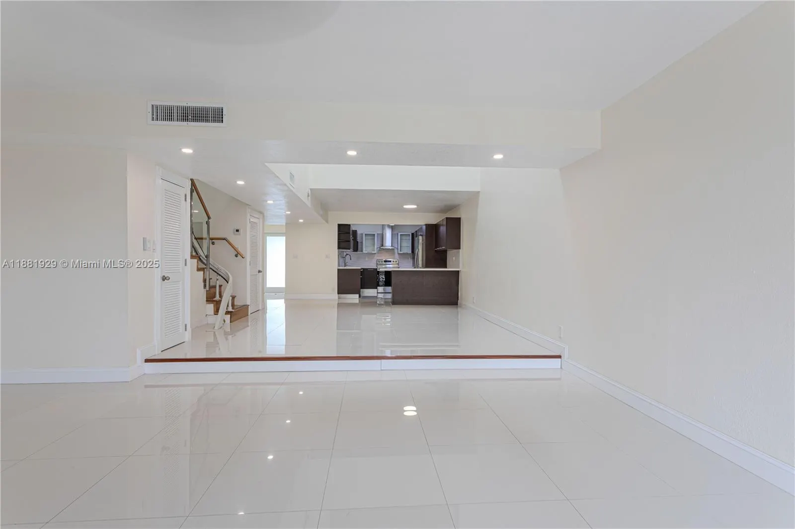 231 Poinciana Dr, #401