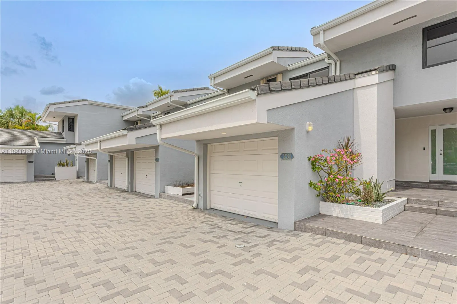 231 Poinciana Dr, #401