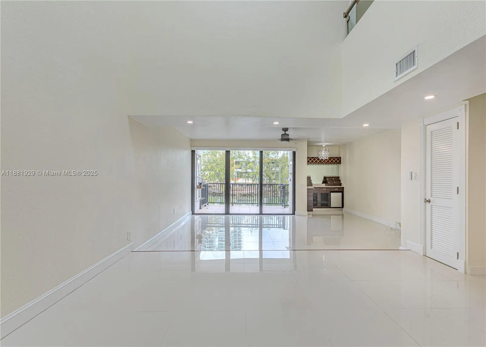 231 Poinciana Dr, #401