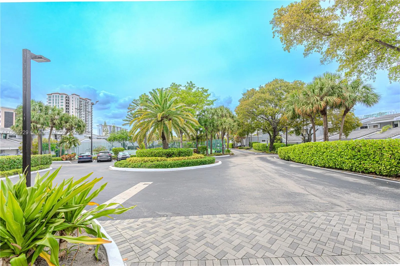 231 Poinciana Dr, #401