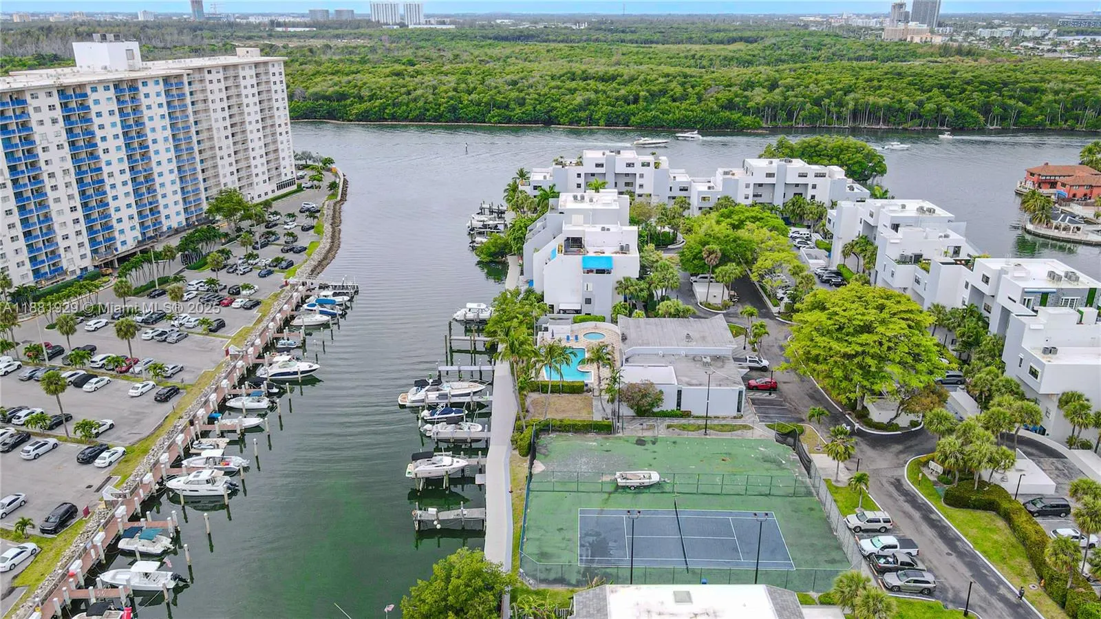 231 Poinciana Dr, #401