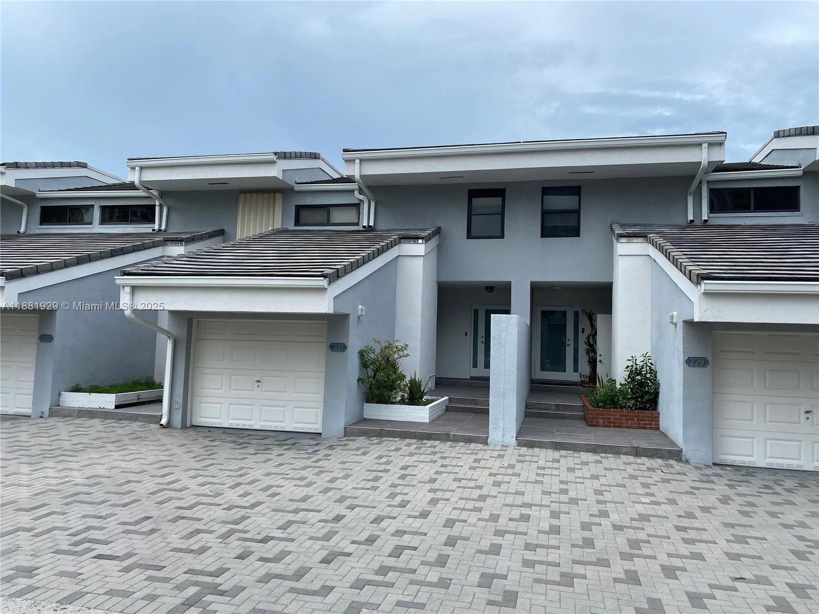 231 Poinciana Dr, #401