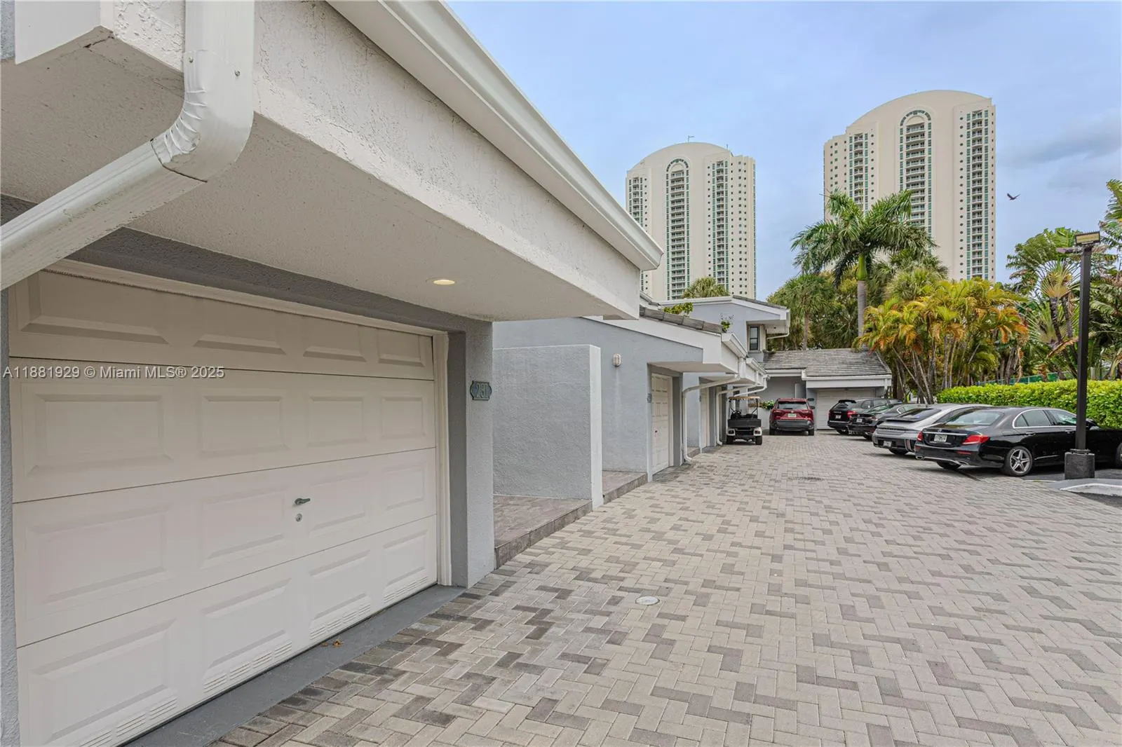 231 Poinciana Dr, #401