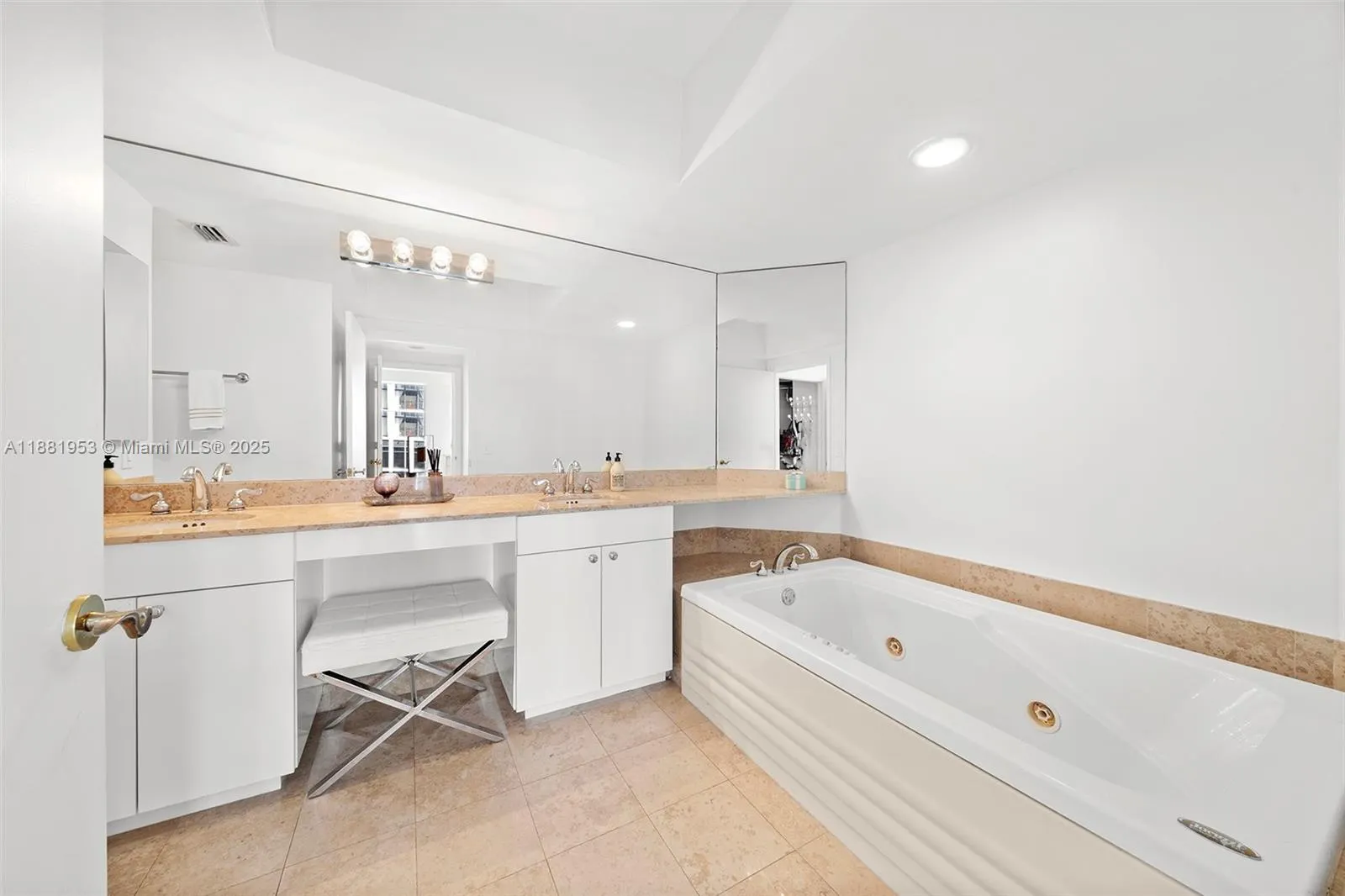 4779 Collins Ave, #1707