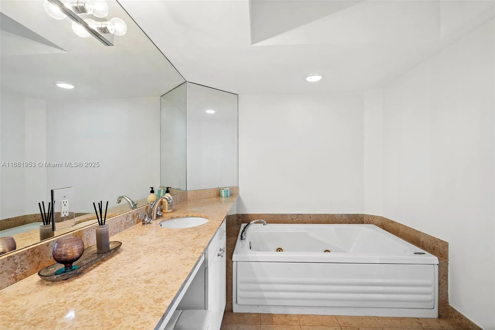 4779 Collins Ave, #1707
