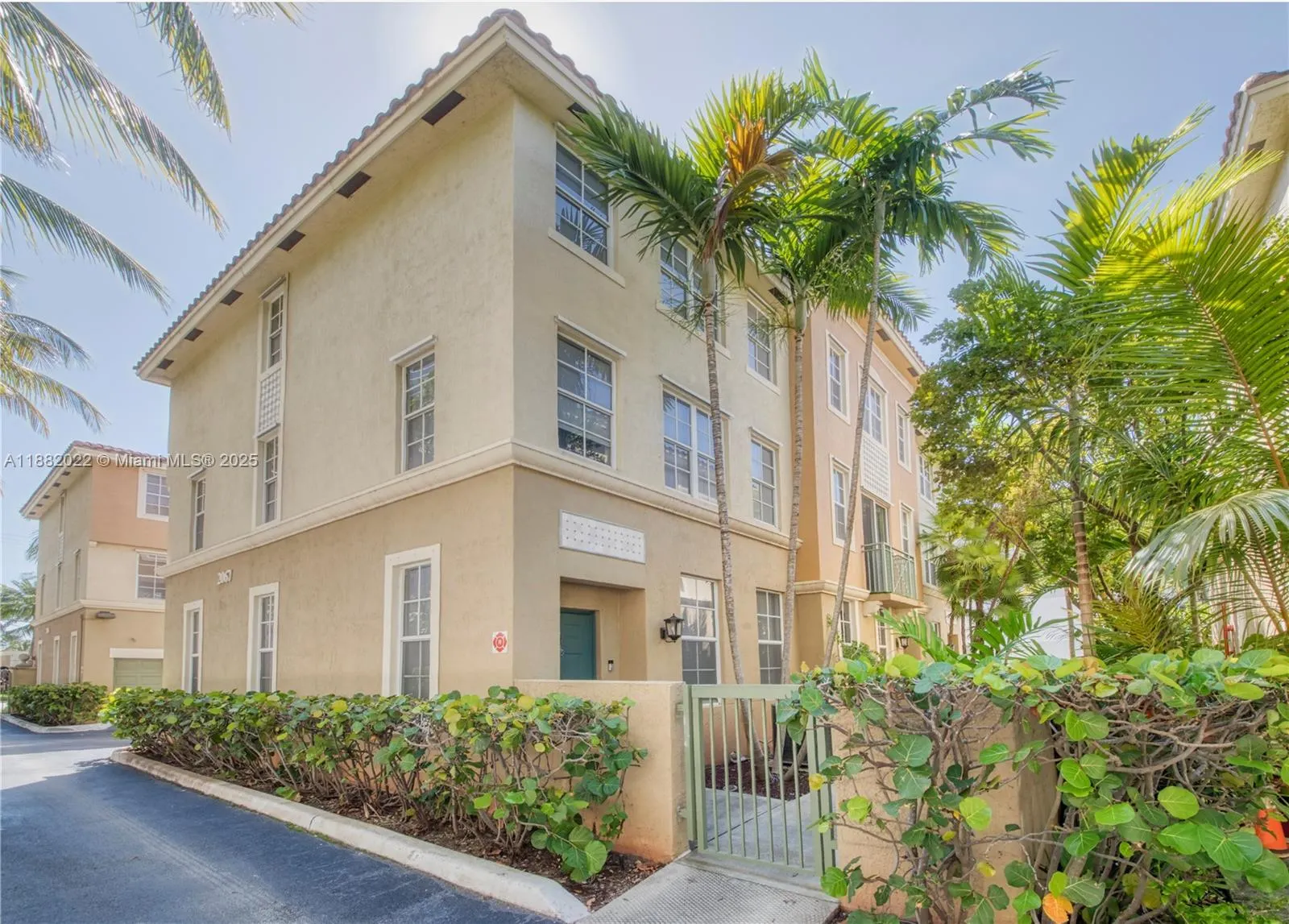 2067 S Ocean Dr, #TH5