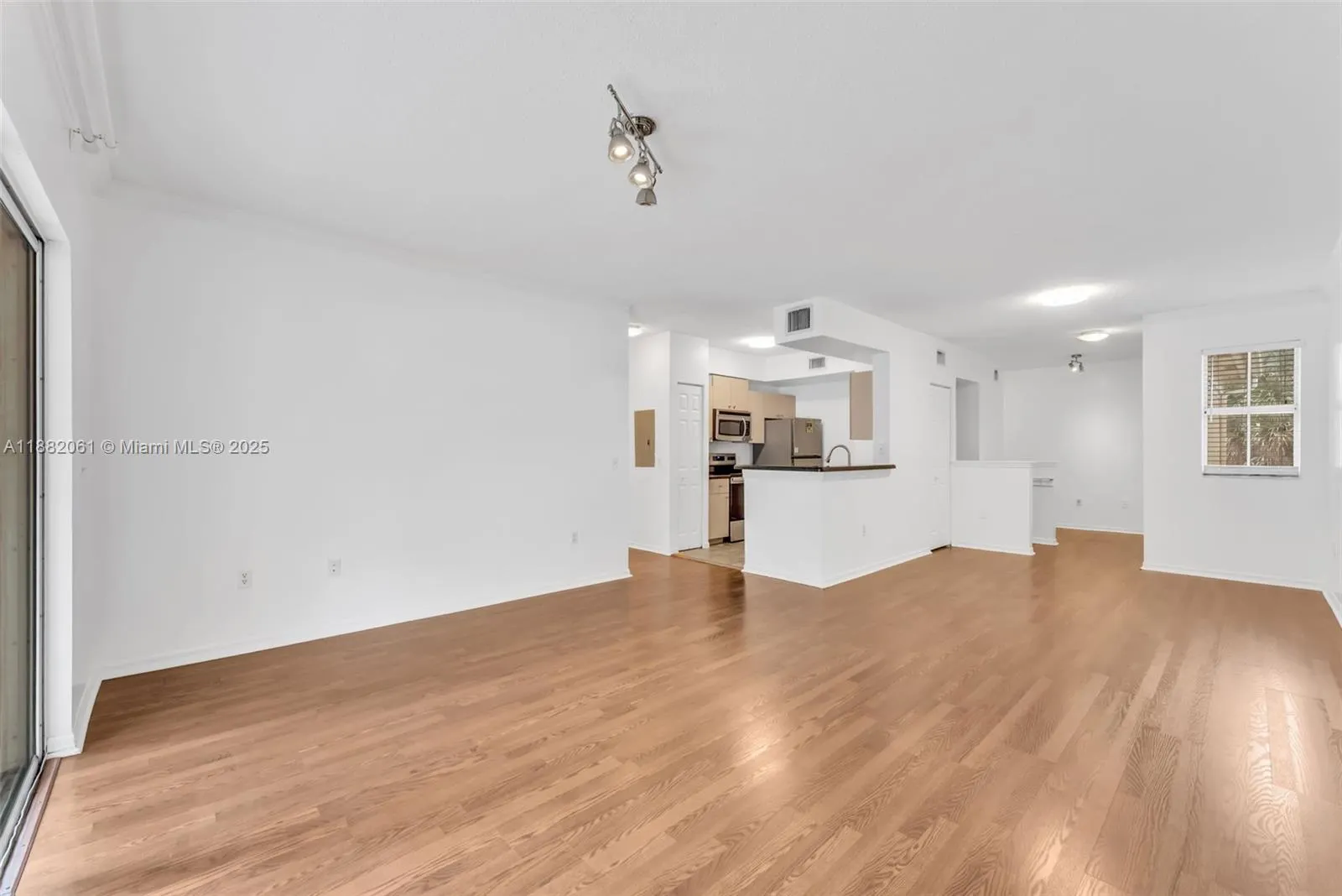 2464 Centergate Dr, #203