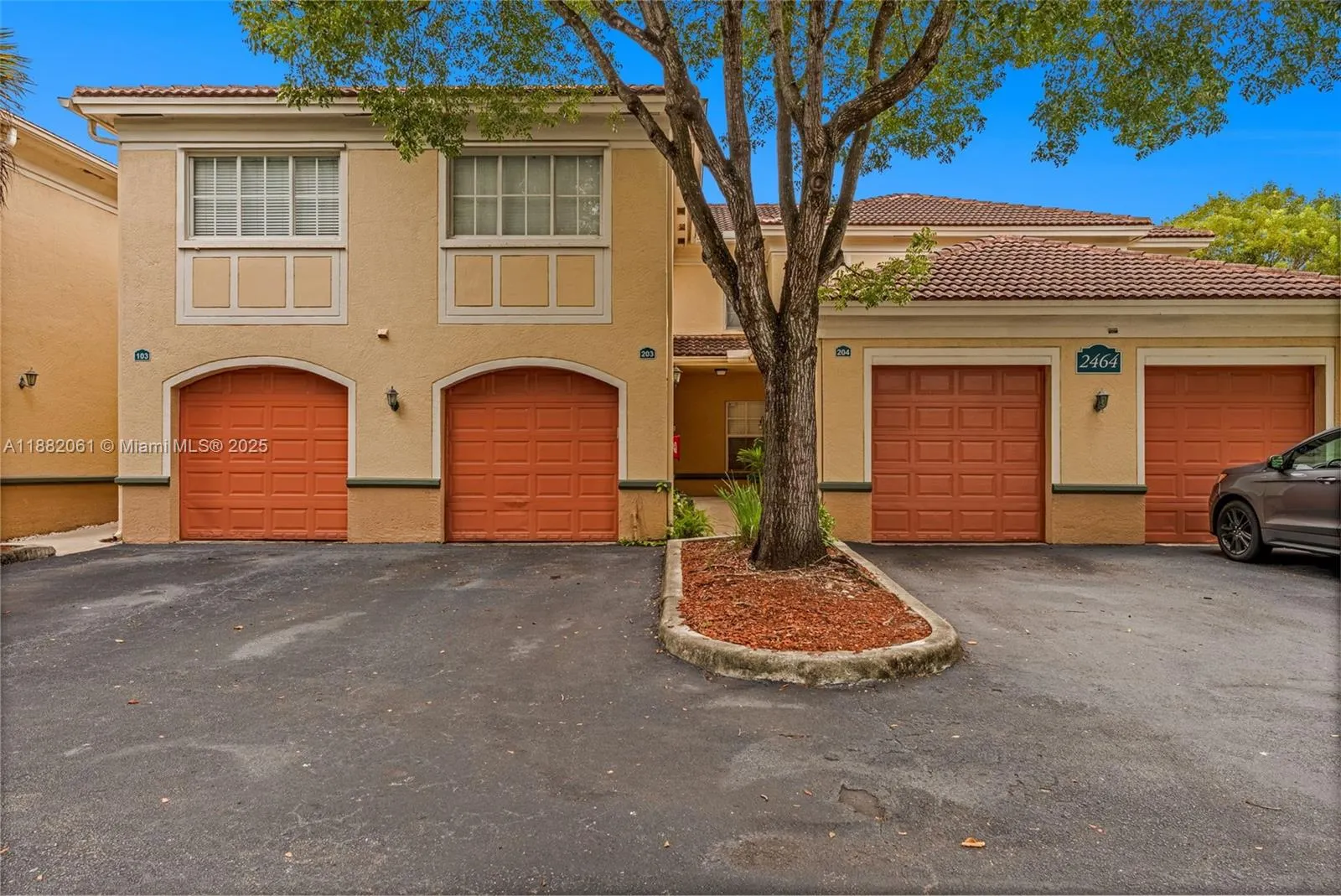 2464 Centergate Dr, #203