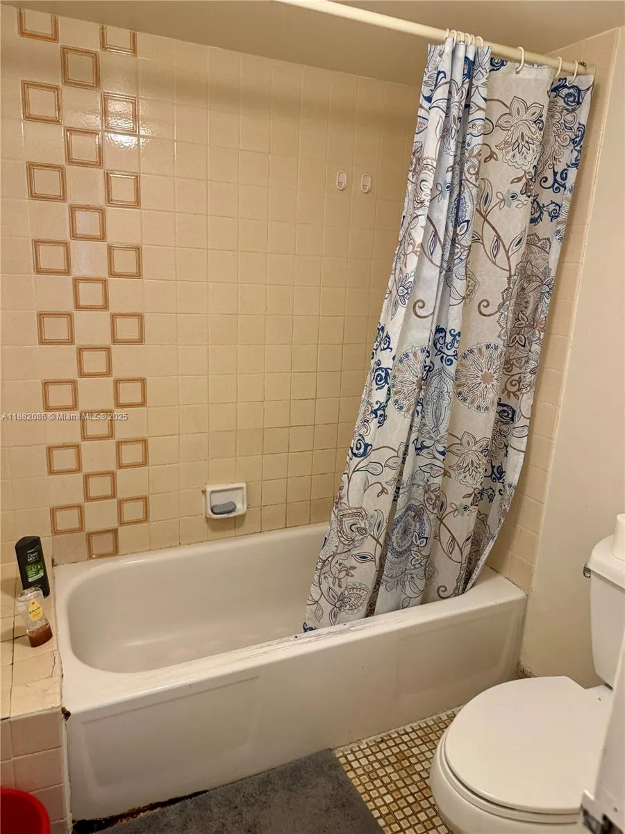2401 Collins Ave, #611