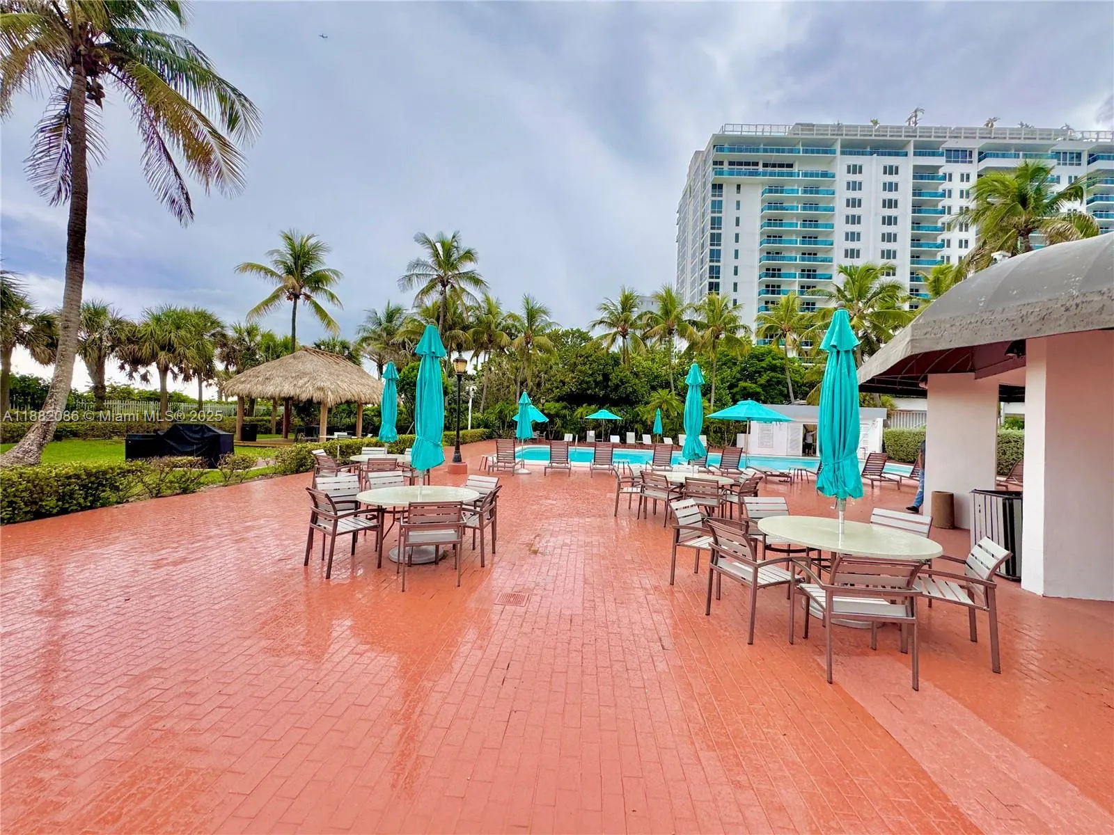 2401 Collins Ave, #611