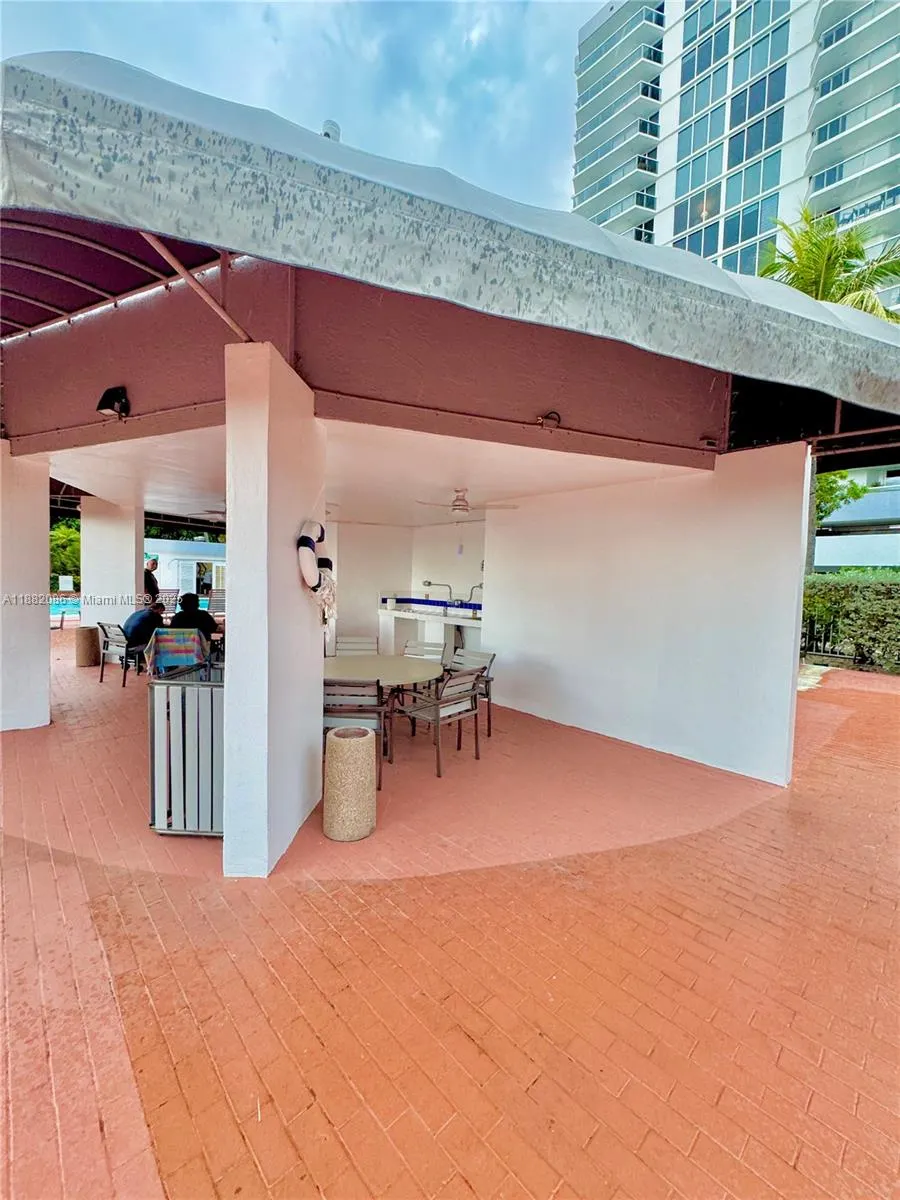 2401 Collins Ave, #611