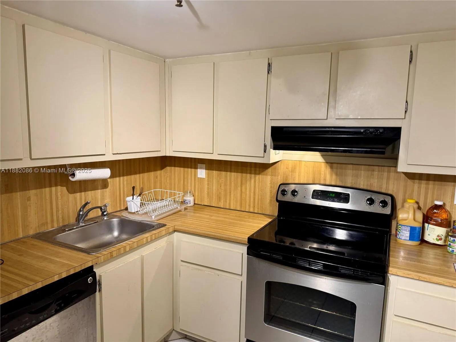 2401 Collins Ave, #611