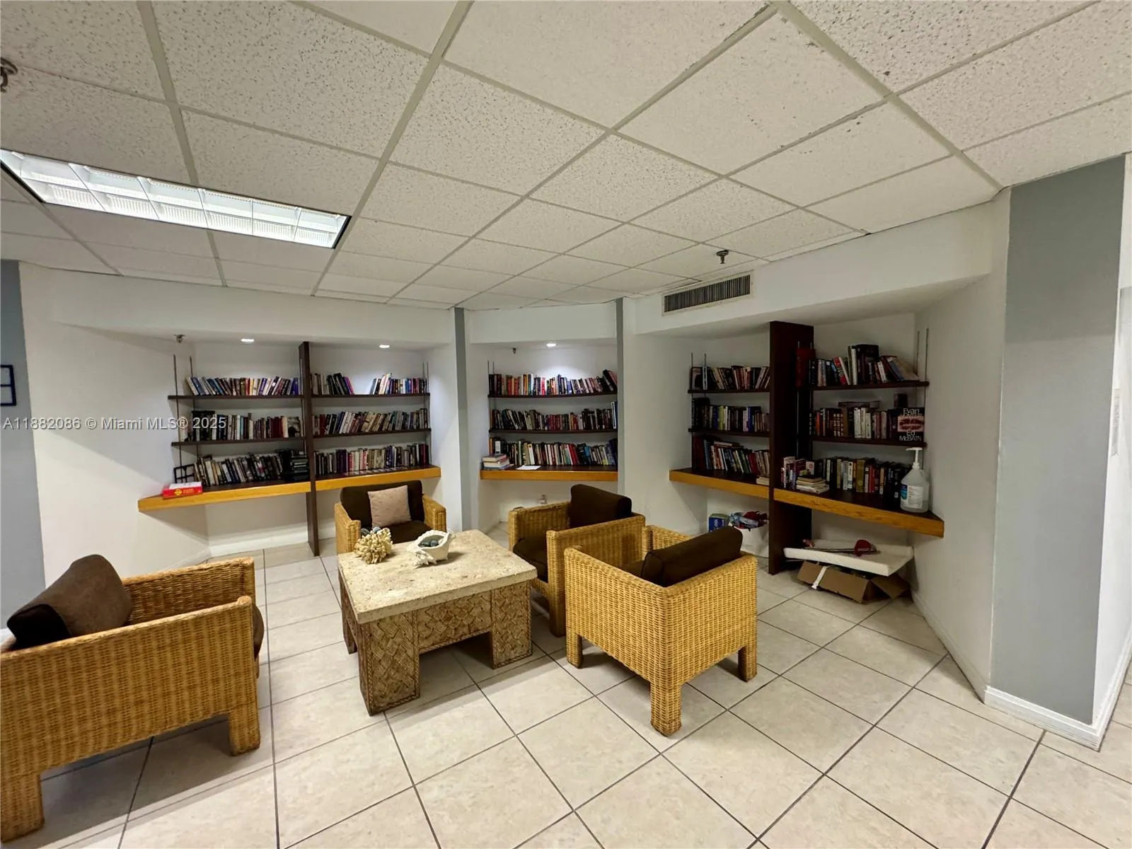 2401 Collins Ave, #611