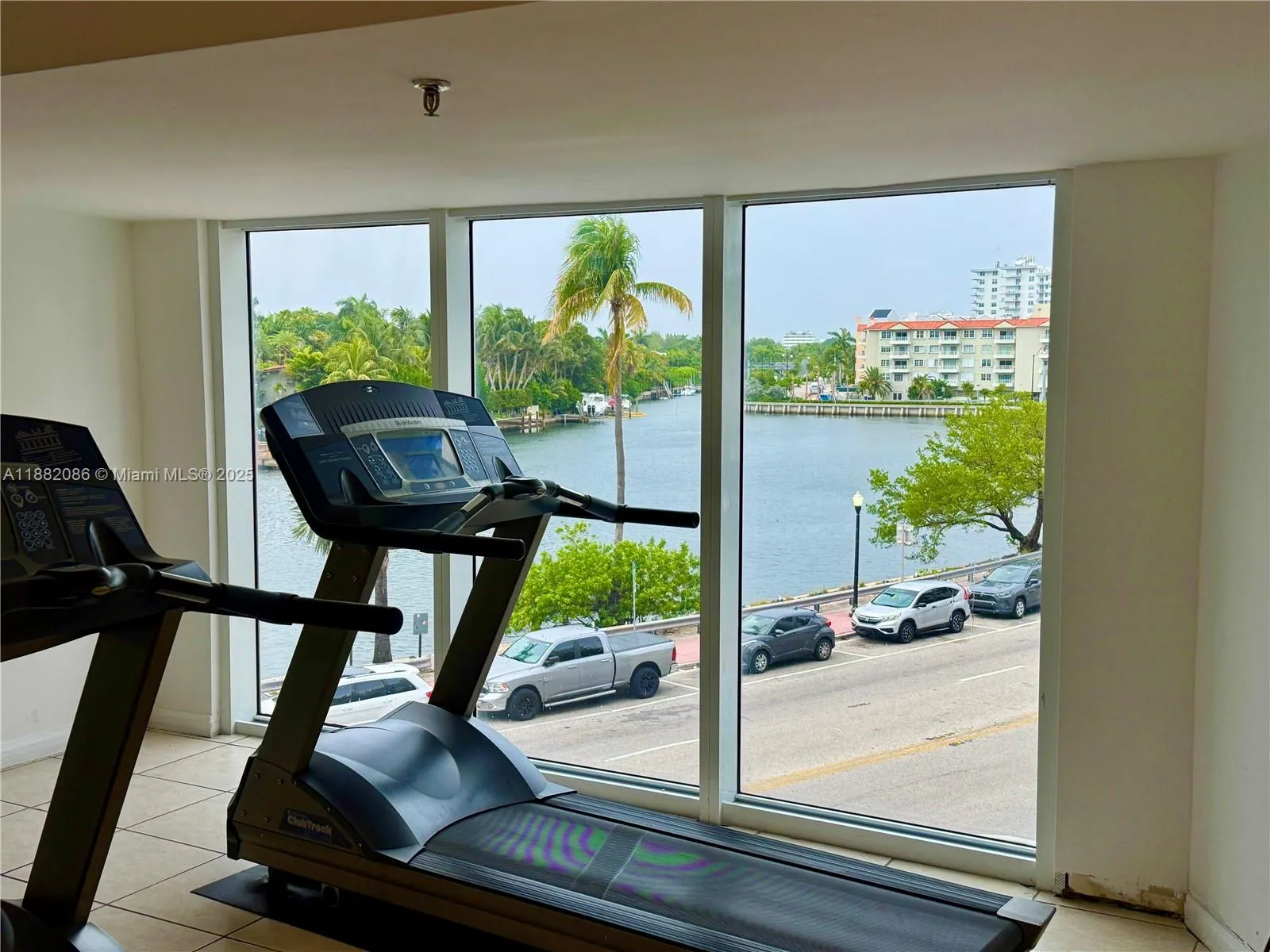 2401 Collins Ave, #611