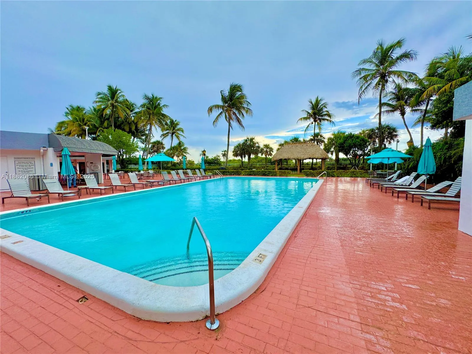 2401 Collins Ave, #611