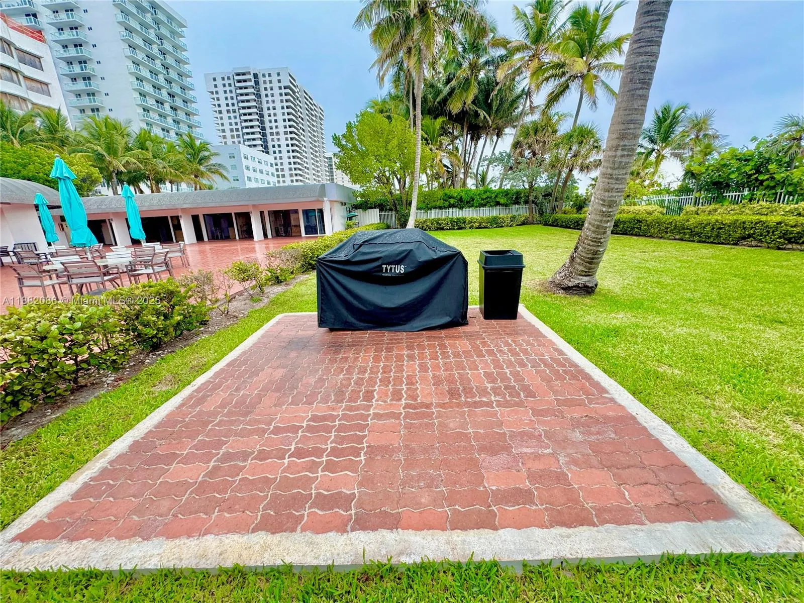 2401 Collins Ave, #611