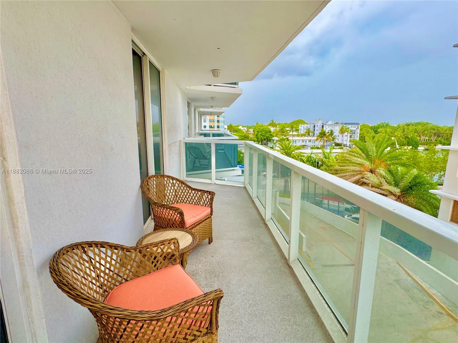 2401 Collins Ave, #611