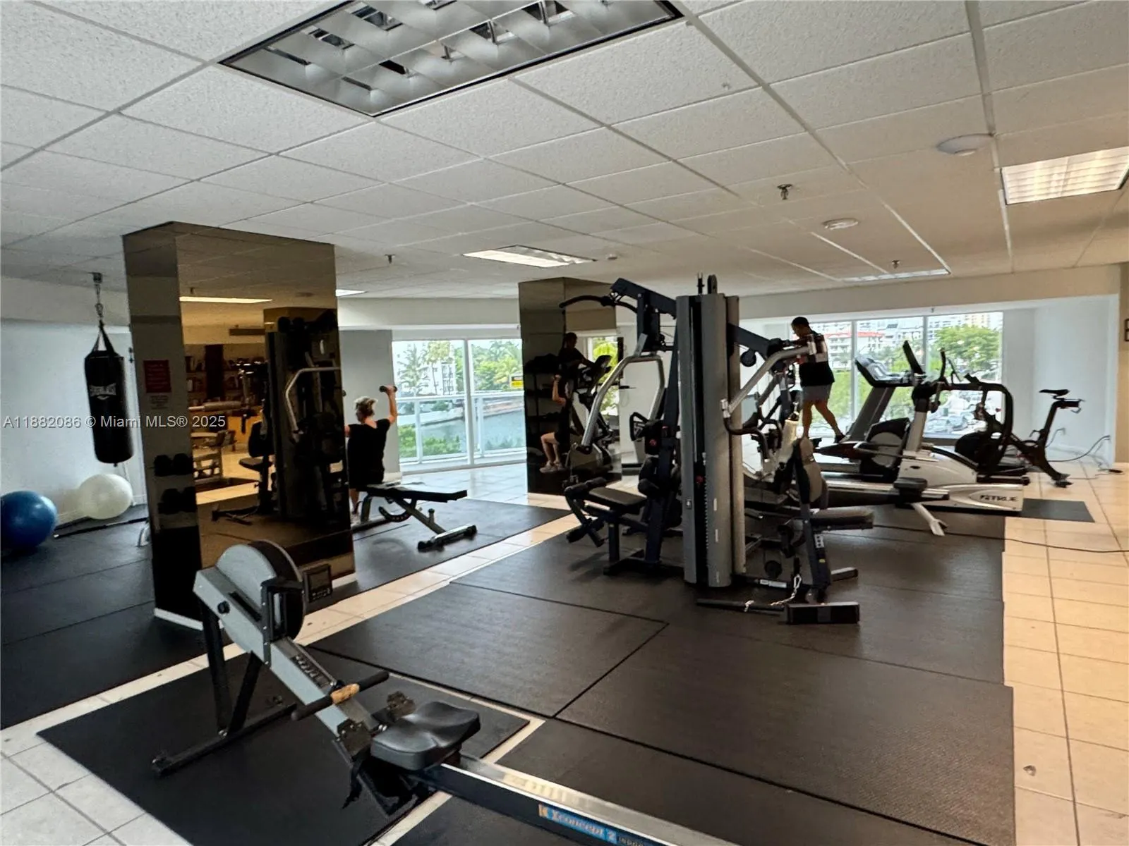 2401 Collins Ave, #611