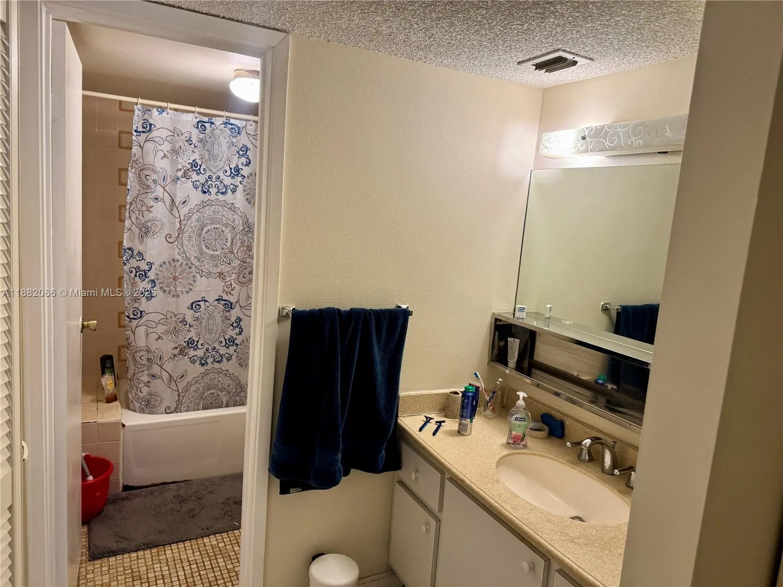 2401 Collins Ave, #611
