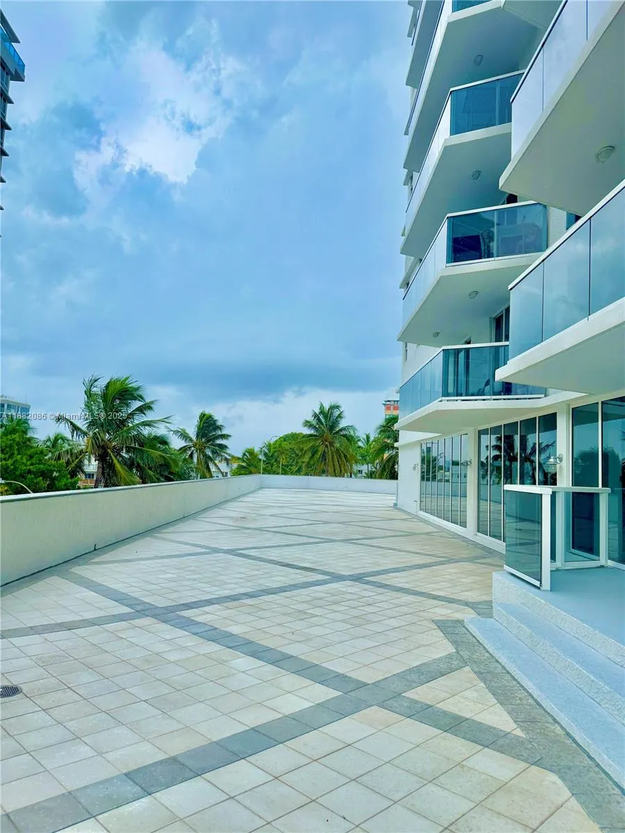 2401 Collins Ave, #611