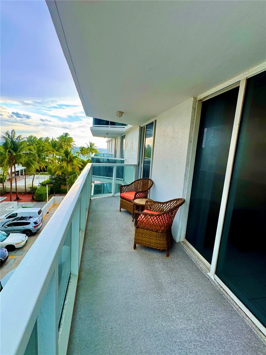 2401 Collins Ave, #611