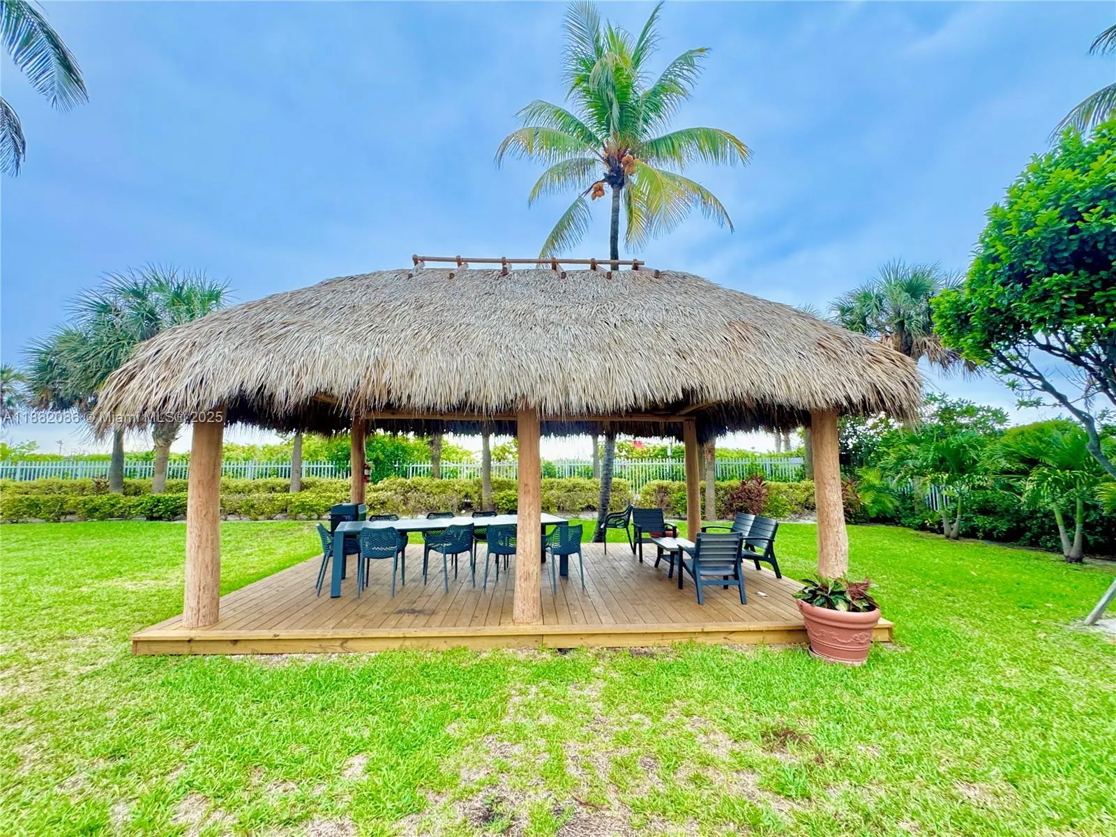2401 Collins Ave, #611