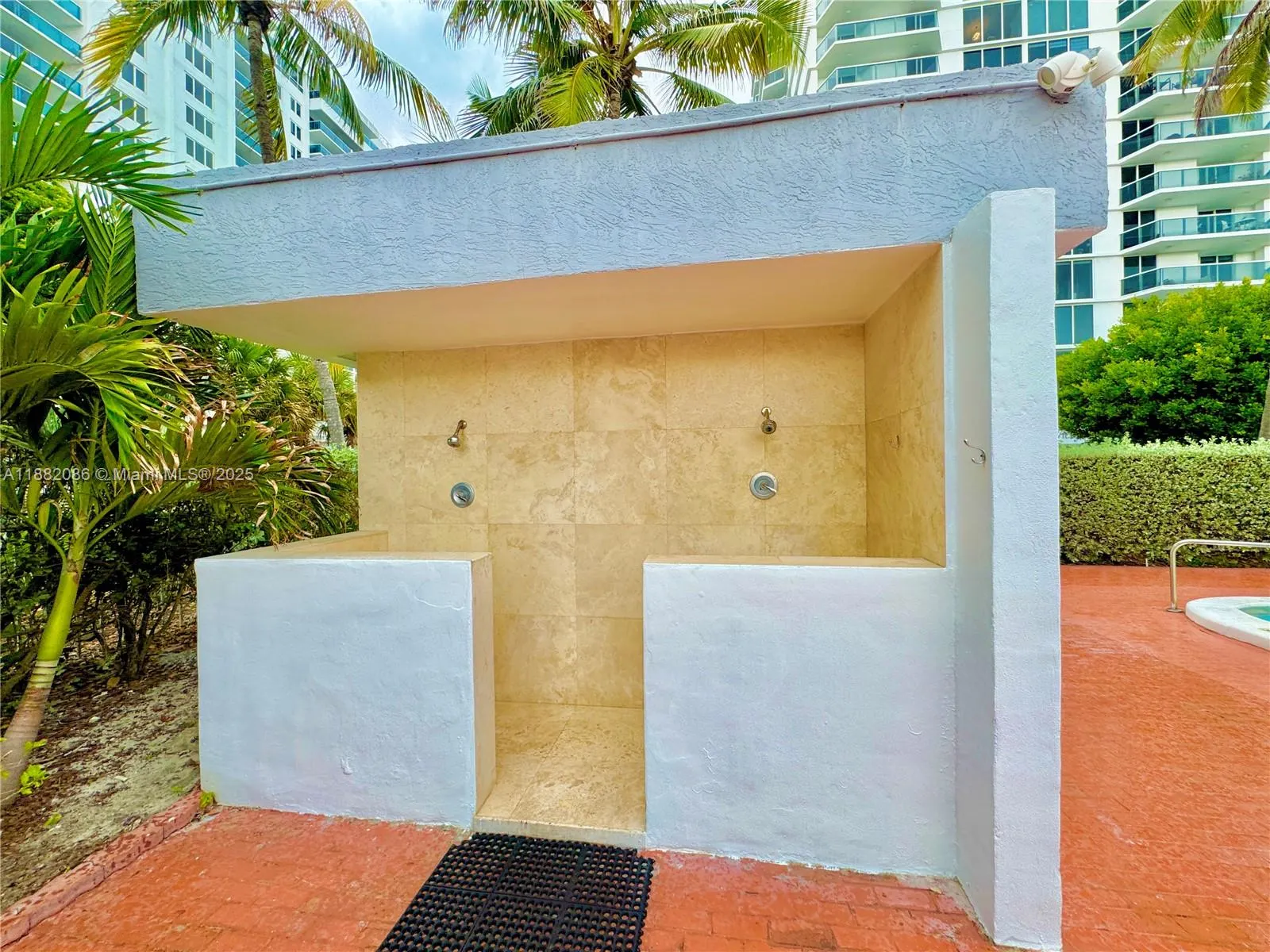 2401 Collins Ave, #611