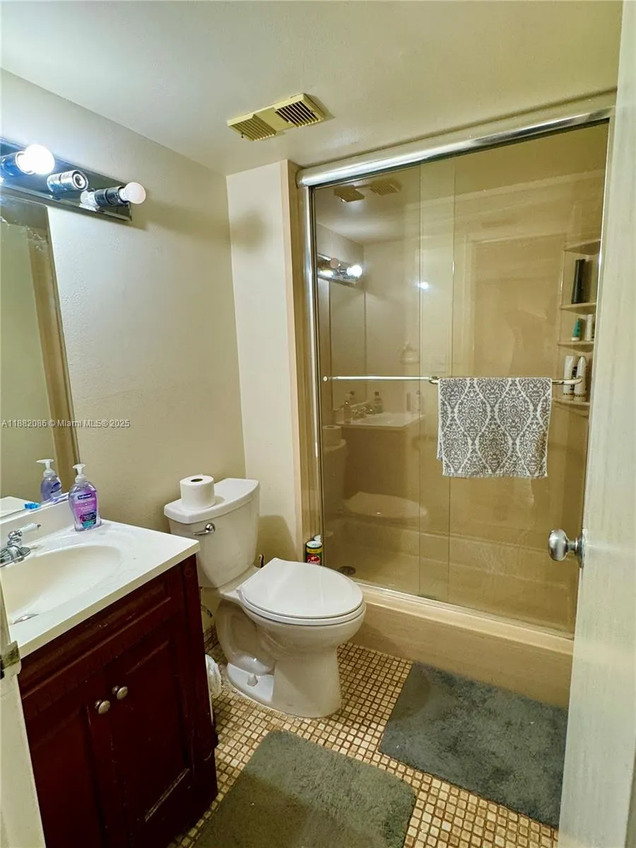 2401 Collins Ave, #611