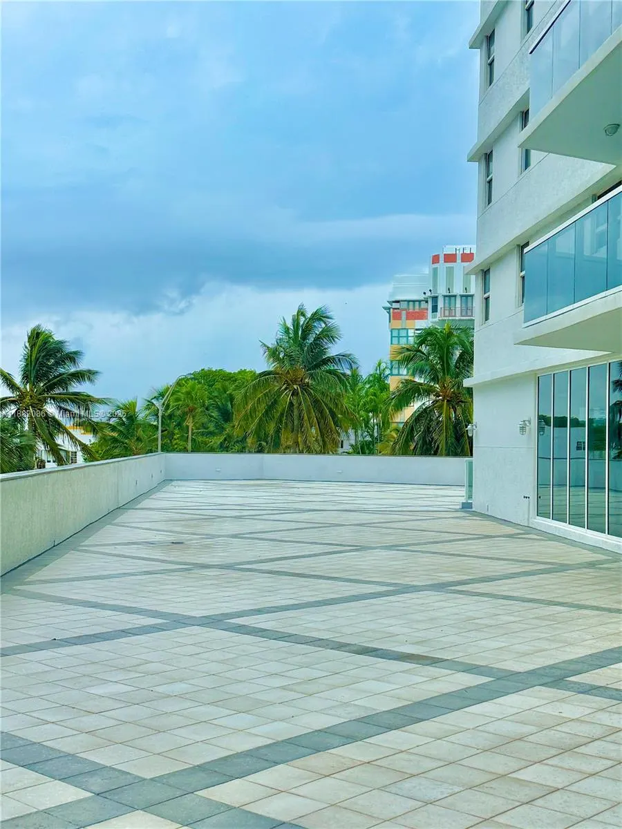 2401 Collins Ave, #611