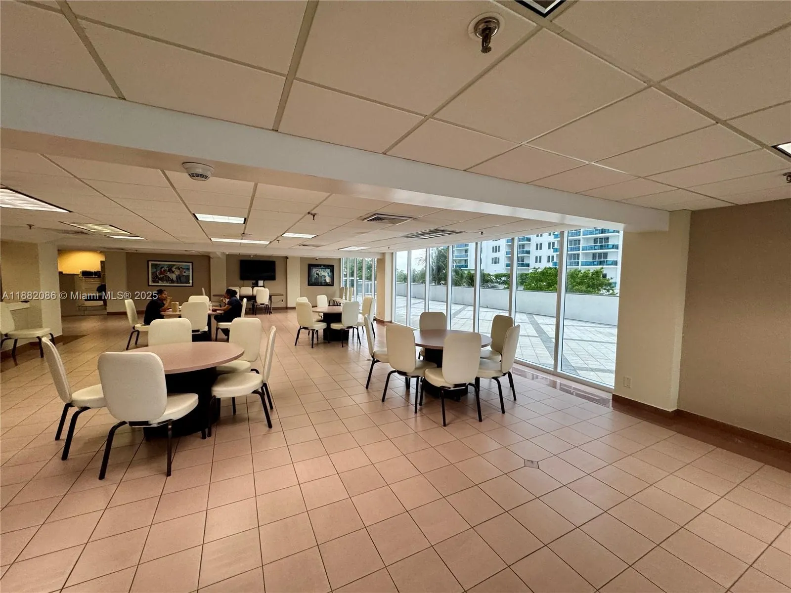 2401 Collins Ave, #611