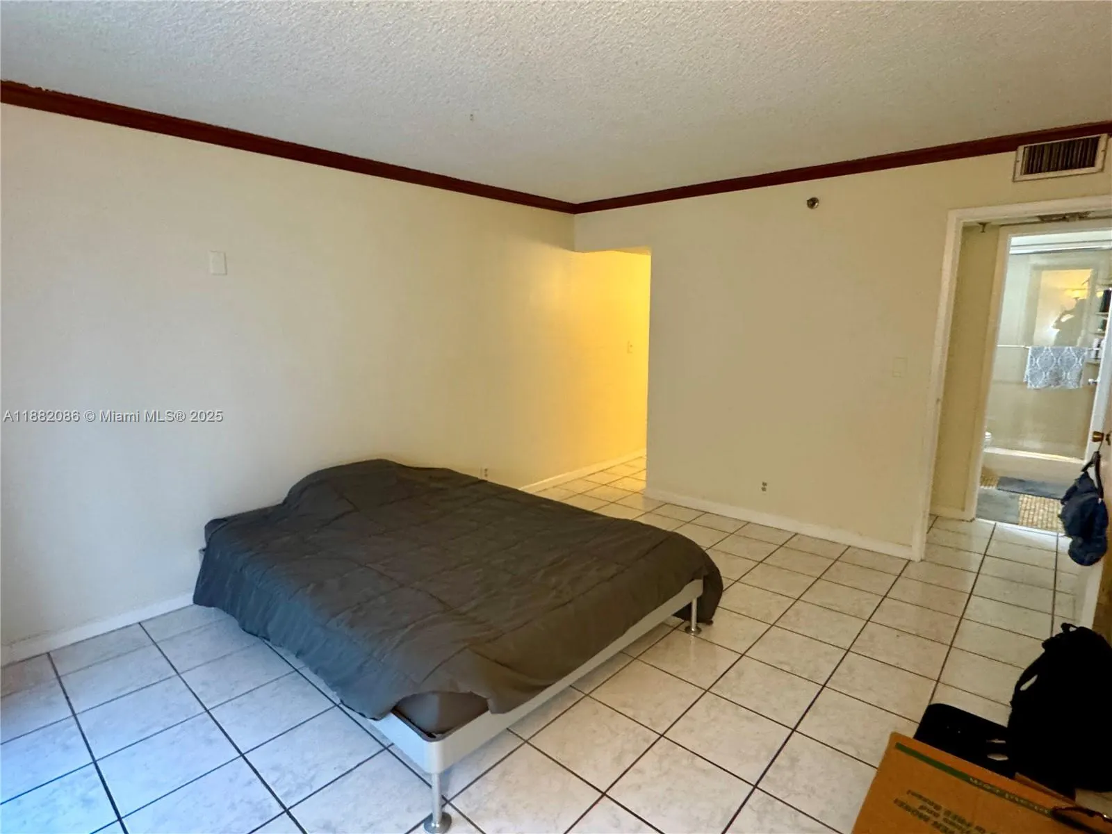 2401 Collins Ave, #611