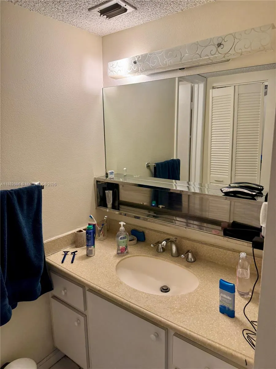 2401 Collins Ave, #611