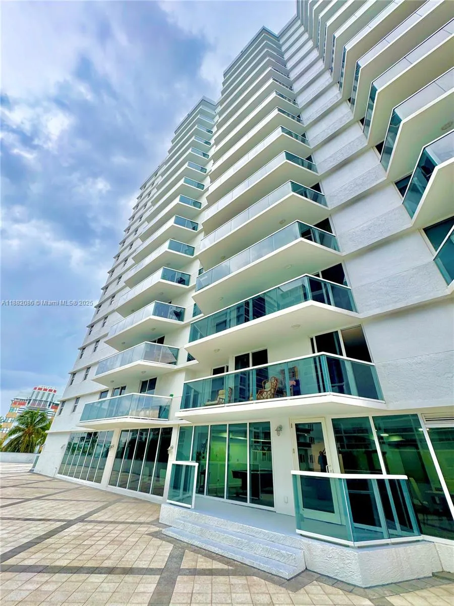 2401 Collins Ave, #611