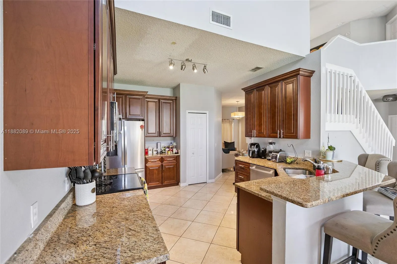 215 Abbotsbury Dr