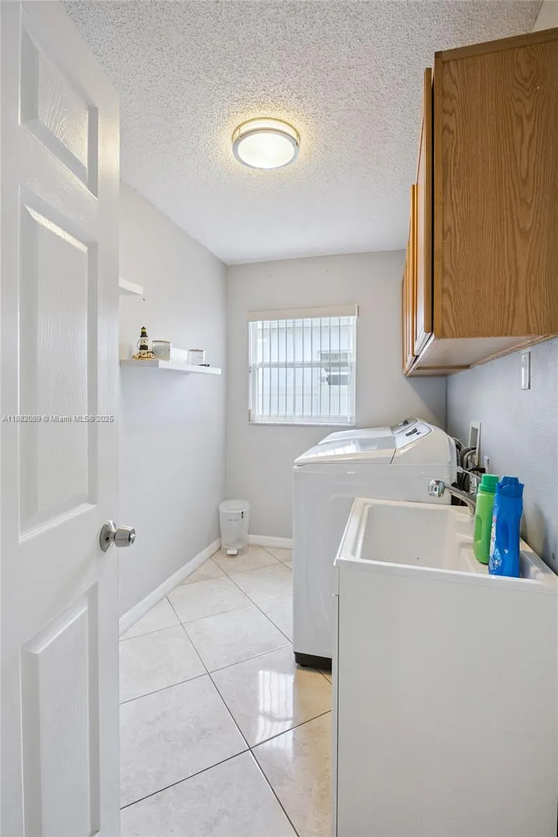 215 Abbotsbury Dr
