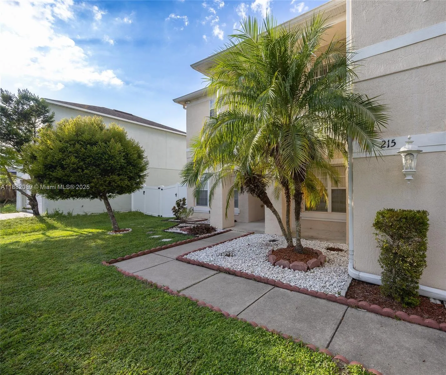 215 Abbotsbury Dr