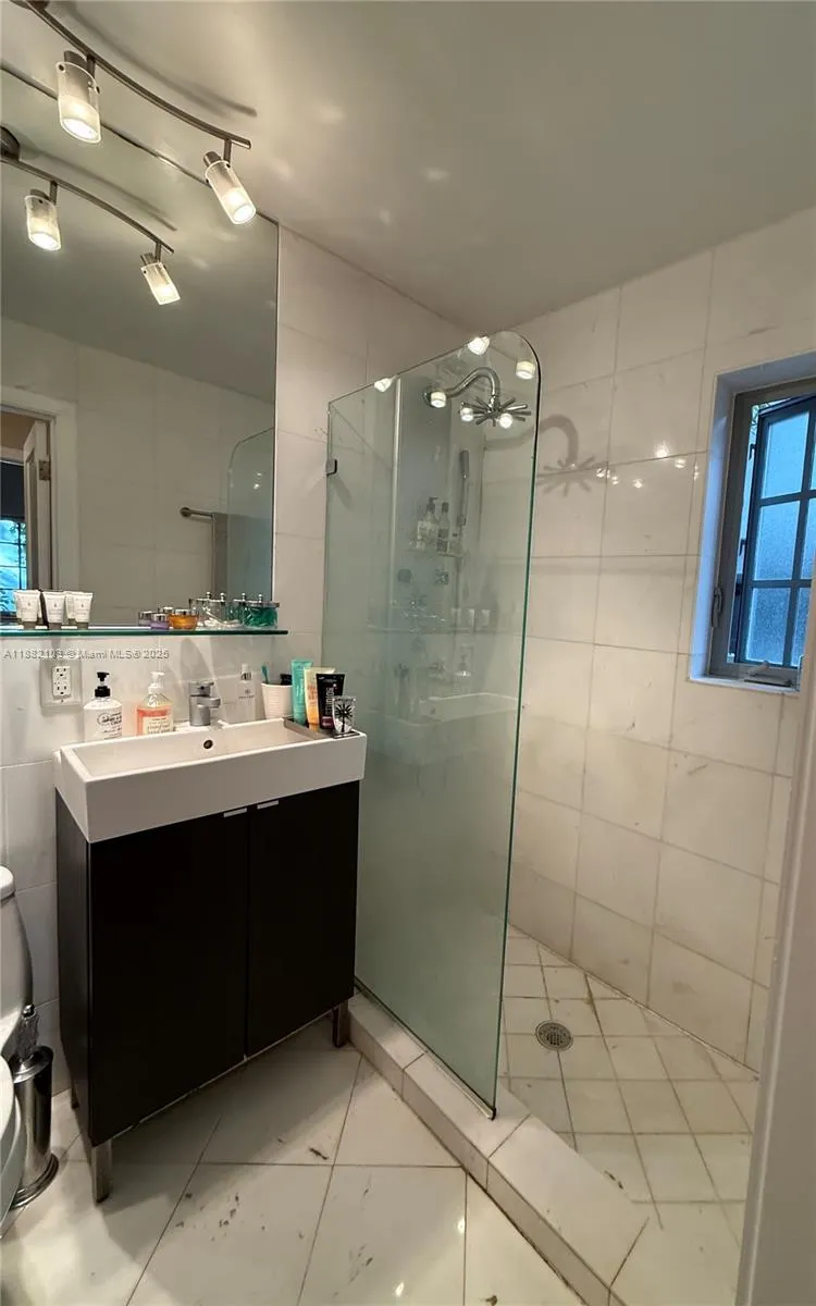 1600 Michigan Ave, #1