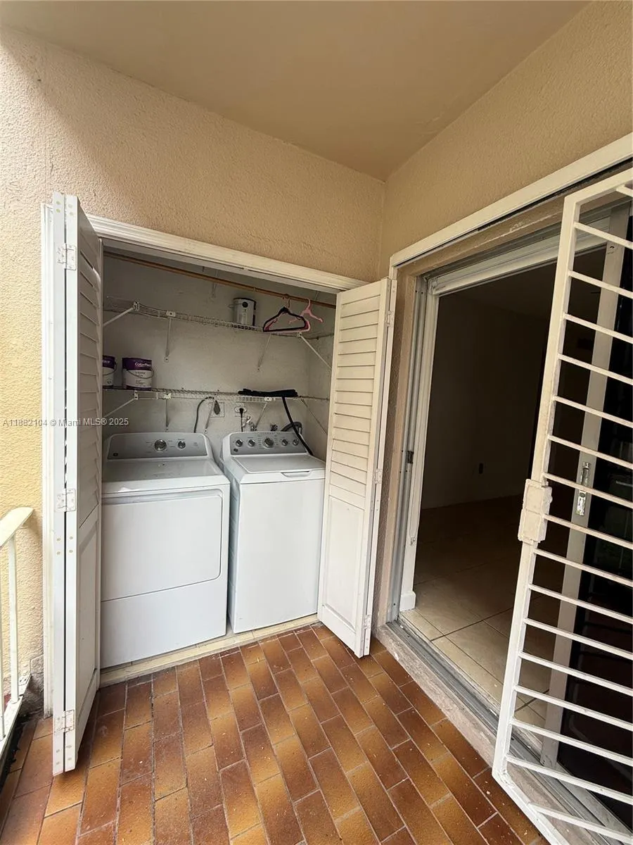 1560 W 46th St, #115