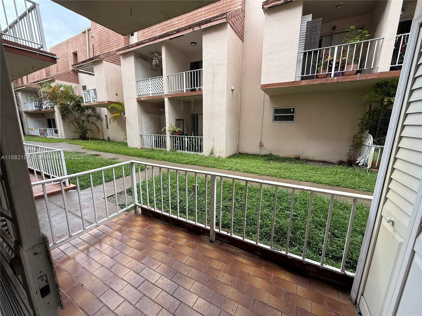 1560 W 46th St, #115