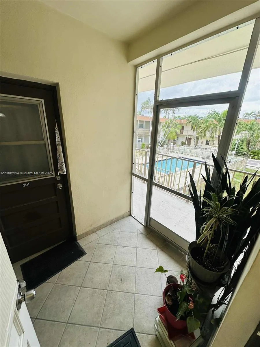 415 NE 2nd St, #202