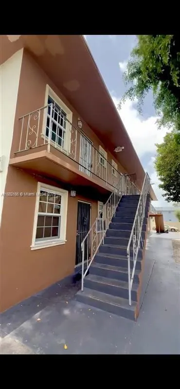 1736 NW 19th St